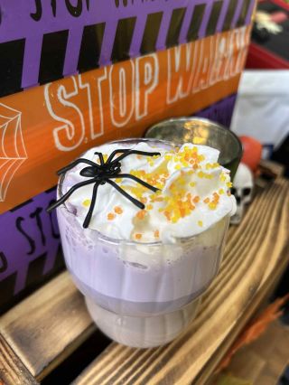 Dnes je Halloween! 🎃 Zastavte se dnes nasát (nejen) halloweenskou atmosféru – voňavou, tajemnou a plnou kávy ☕️ Na mlýnku...