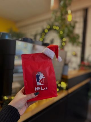 Vánoční káva, která může ukrývat poklad! Společně s @nfl.cz posíláme do hry naši vánoční limitku! ☕ Co je v hrnku?...